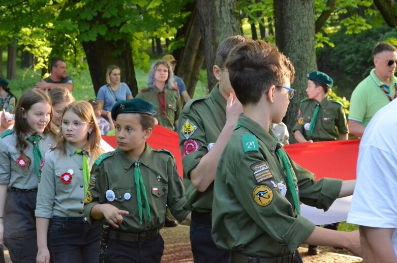  Dzień Flagi 2024: tłum skierniewiczan niosł ulicami miasta flagę 