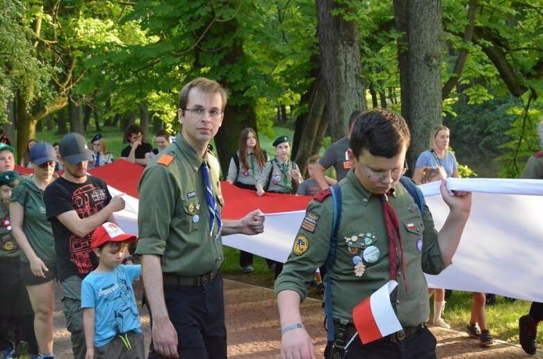  Dzień Flagi 2024: tłum skierniewiczan niosł ulicami miasta flagę 