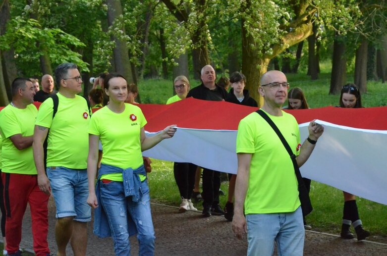  Dzień Flagi 2024: tłum skierniewiczan niosł ulicami miasta flagę 