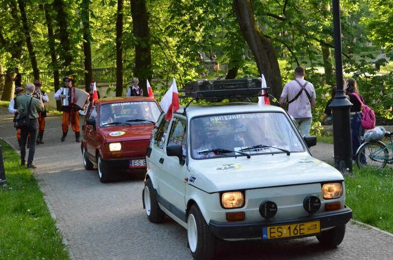  Dzień Flagi 2024: tłum skierniewiczan niosł ulicami miasta flagę 