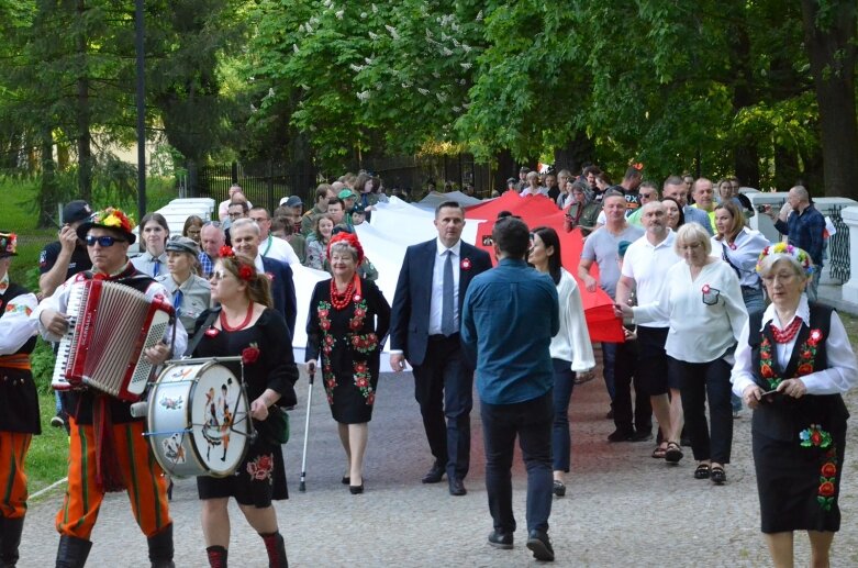  Dzień Flagi 2024: tłum skierniewiczan niosł ulicami miasta flagę 