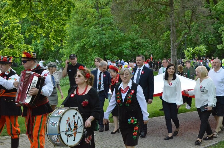  Dzień Flagi 2024: tłum skierniewiczan niosł ulicami miasta flagę 