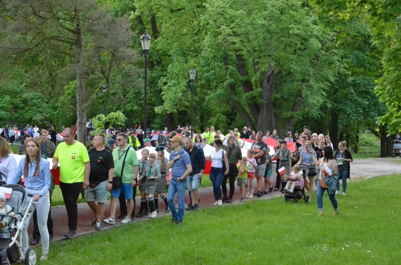  Dzień Flagi 2024: tłum skierniewiczan niosł ulicami miasta flagę 