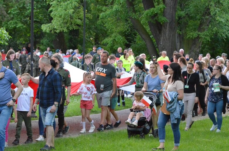  Dzień Flagi 2024: tłum skierniewiczan niosł ulicami miasta flagę 