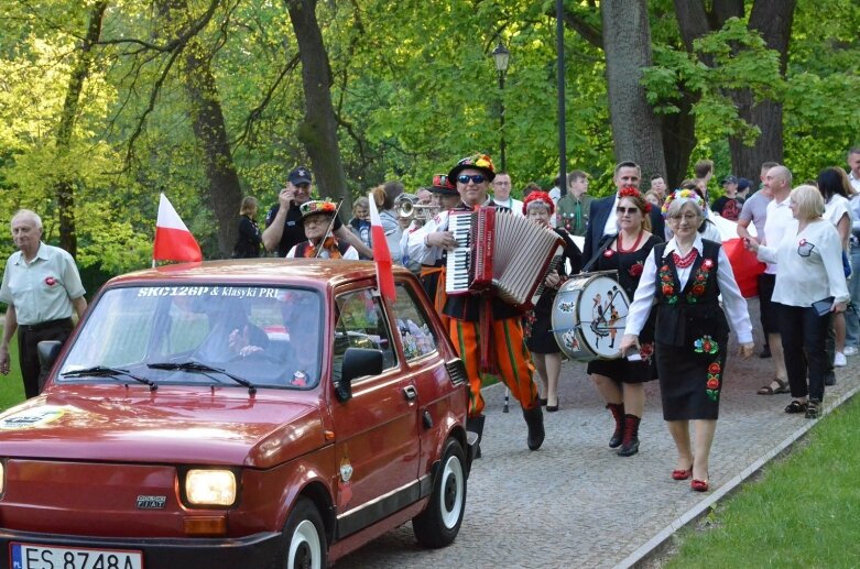  Dzień Flagi 2024: tłum skierniewiczan niosł ulicami miasta flagę 