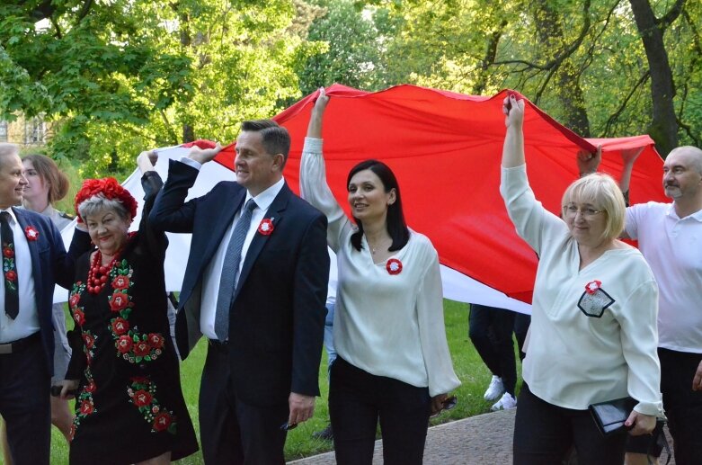  Dzień Flagi 2024: tłum skierniewiczan niosł ulicami miasta flagę 