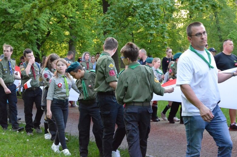  Dzień Flagi 2024: tłum skierniewiczan niosł ulicami miasta flagę 