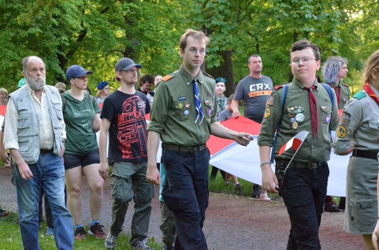  Dzień Flagi 2024: tłum skierniewiczan niosł ulicami miasta flagę 