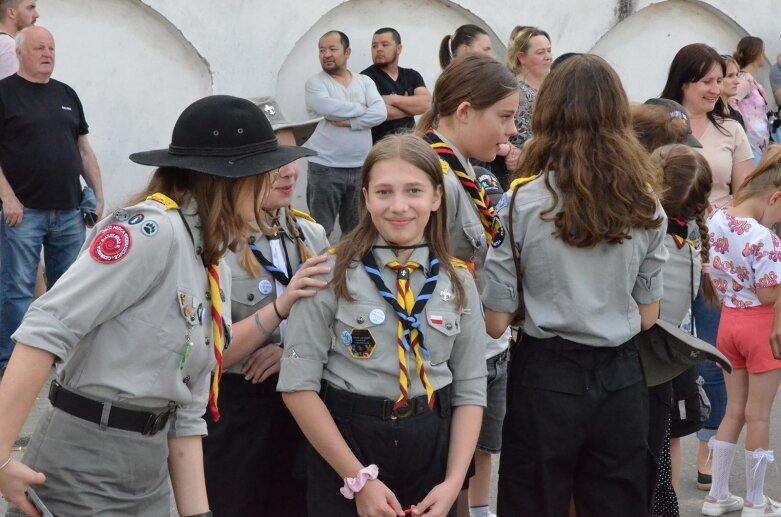  Dzień Flagi 2024: tłum skierniewiczan niosł ulicami miasta flagę 