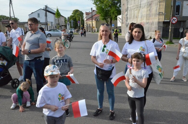  Dzień Flagi 2024: tłum skierniewiczan niosł ulicami miasta flagę 