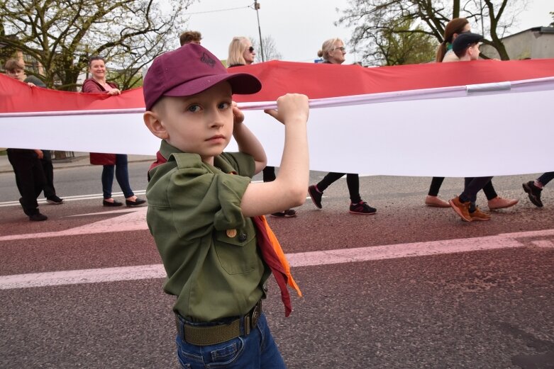  Dzień Flagi w Skierniewicach. To tutaj rozwinięto najdłuższą flagę w Łódzkiem 