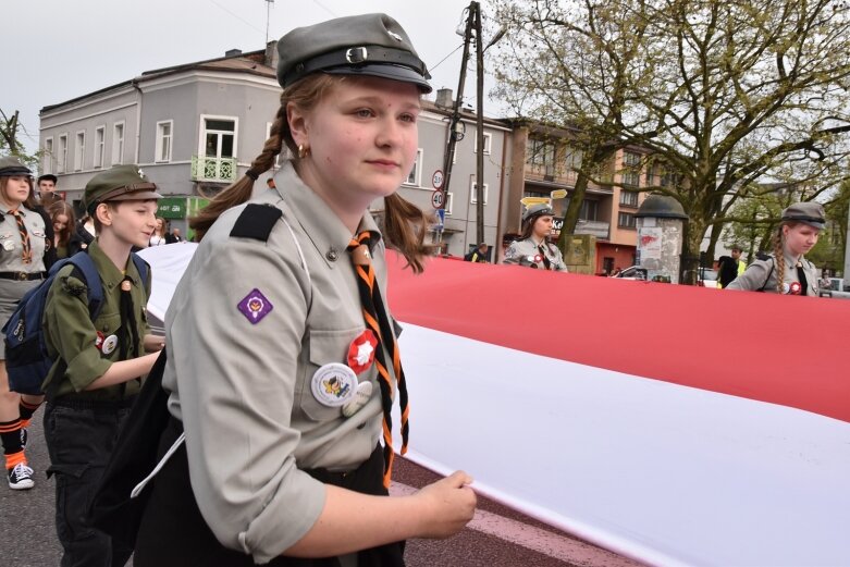  Dzień Flagi w Skierniewicach. To tutaj rozwinięto najdłuższą flagę w Łódzkiem 