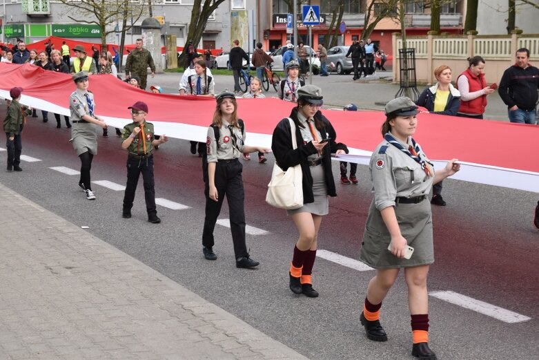  Dzień Flagi w Skierniewicach. To tutaj rozwinięto najdłuższą flagę w Łódzkiem 