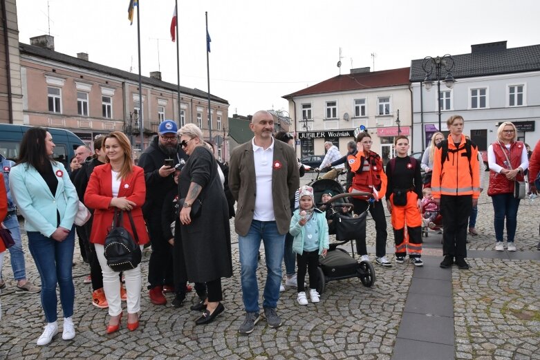  Dzień Flagi w Skierniewicach. To tutaj rozwinięto najdłuższą flagę w Łódzkiem 