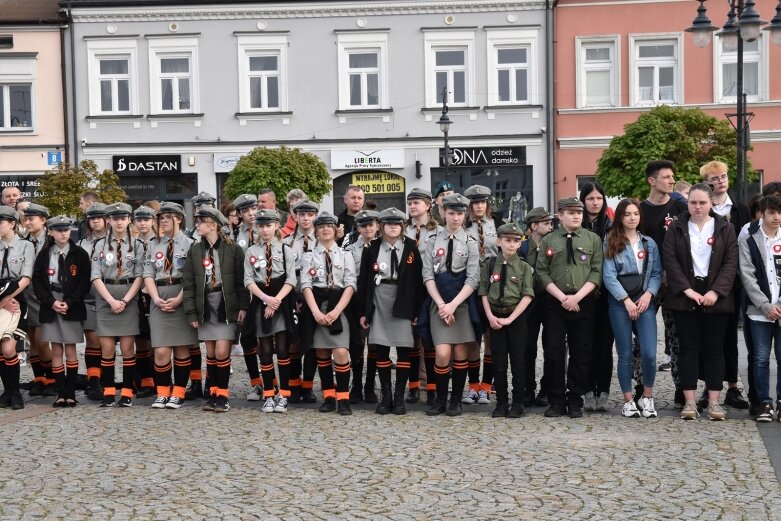  Dzień Flagi w Skierniewicach. To tutaj rozwinięto najdłuższą flagę w Łódzkiem 