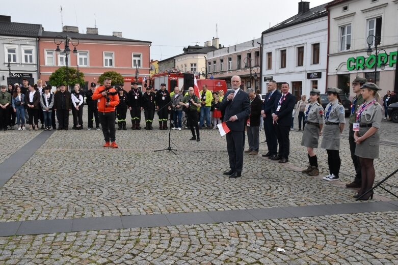  Dzień Flagi w Skierniewicach. To tutaj rozwinięto najdłuższą flagę w Łódzkiem 