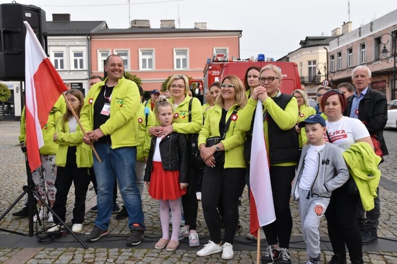  Dzień Flagi w Skierniewicach. To tutaj rozwinięto najdłuższą flagę w Łódzkiem 