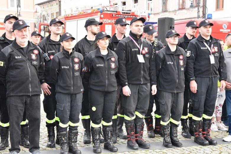  Dzień Flagi w Skierniewicach. To tutaj rozwinięto najdłuższą flagę w Łódzkiem 