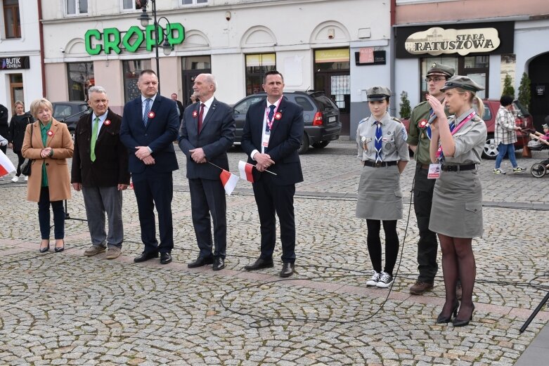  Dzień Flagi w Skierniewicach. To tutaj rozwinięto najdłuższą flagę w Łódzkiem 