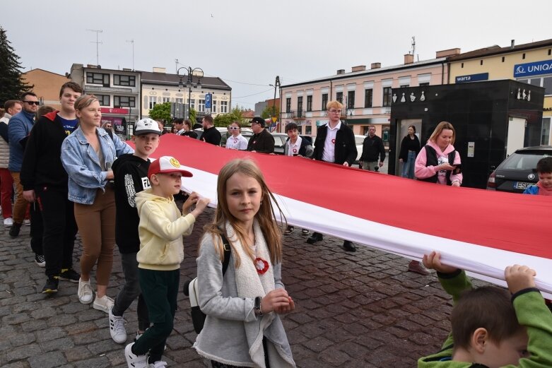  Dzień Flagi w Skierniewicach. To tutaj rozwinięto najdłuższą flagę w Łódzkiem 