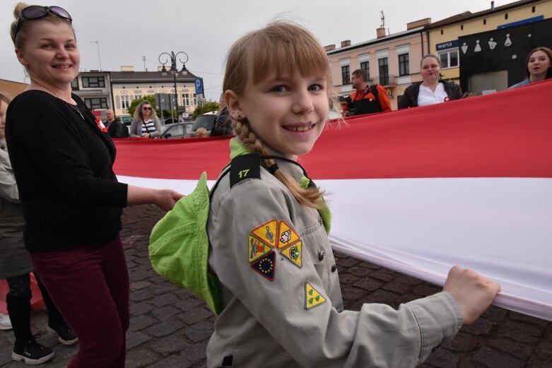  Dzień Flagi w Skierniewicach. To tutaj rozwinięto najdłuższą flagę w Łódzkiem 