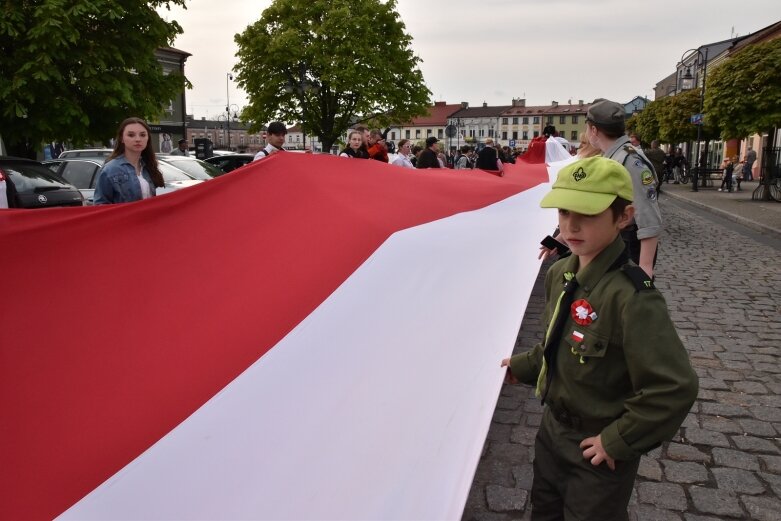  Dzień Flagi w Skierniewicach. To tutaj rozwinięto najdłuższą flagę w Łódzkiem 