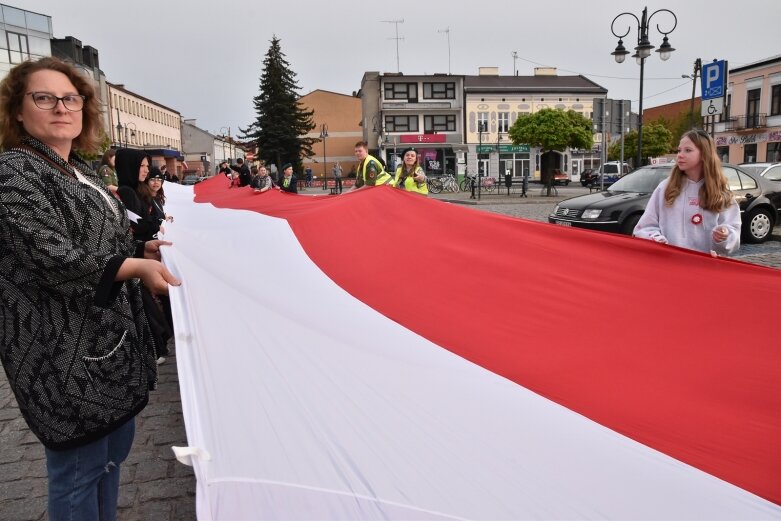  Dzień Flagi w Skierniewicach. To tutaj rozwinięto najdłuższą flagę w Łódzkiem 