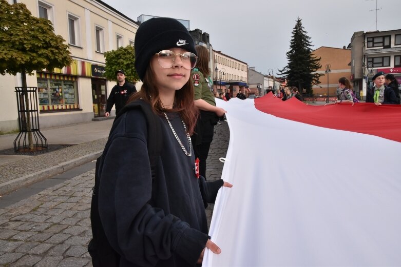  Dzień Flagi w Skierniewicach. To tutaj rozwinięto najdłuższą flagę w Łódzkiem 