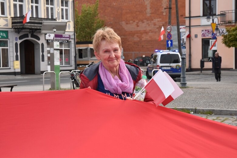  Dzień Flagi w Skierniewicach. To tutaj rozwinięto najdłuższą flagę w Łódzkiem 