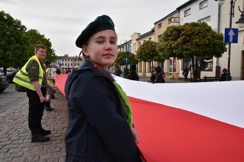  Dzień Flagi w Skierniewicach. To tutaj rozwinięto najdłuższą flagę w Łódzkiem 