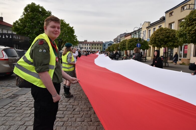  Dzień Flagi w Skierniewicach. To tutaj rozwinięto najdłuższą flagę w Łódzkiem 