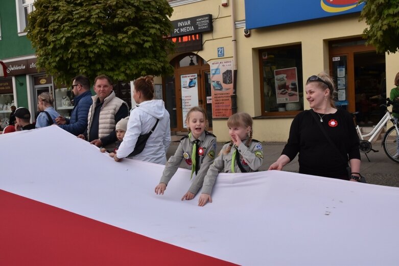  Dzień Flagi w Skierniewicach. To tutaj rozwinięto najdłuższą flagę w Łódzkiem 