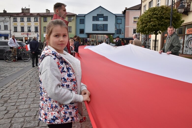  Dzień Flagi w Skierniewicach. To tutaj rozwinięto najdłuższą flagę w Łódzkiem 