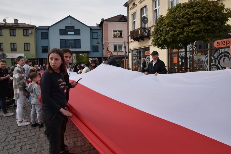  Dzień Flagi w Skierniewicach. To tutaj rozwinięto najdłuższą flagę w Łódzkiem 