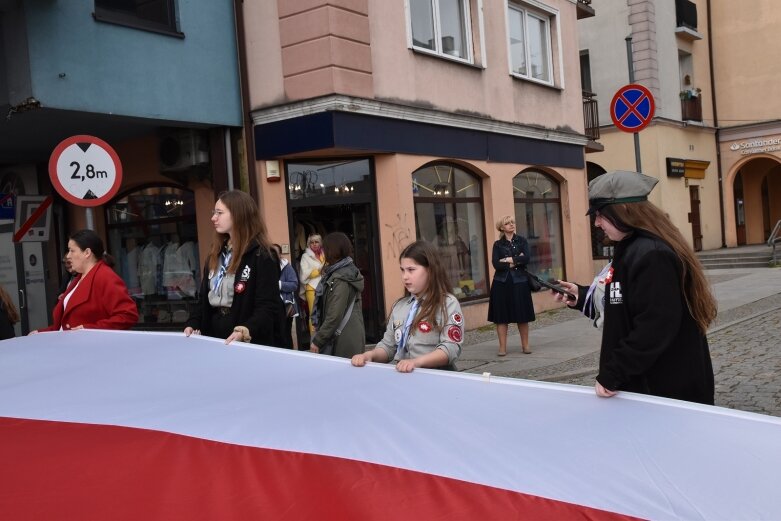  Dzień Flagi w Skierniewicach. To tutaj rozwinięto najdłuższą flagę w Łódzkiem 