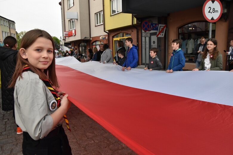  Dzień Flagi w Skierniewicach. To tutaj rozwinięto najdłuższą flagę w Łódzkiem 