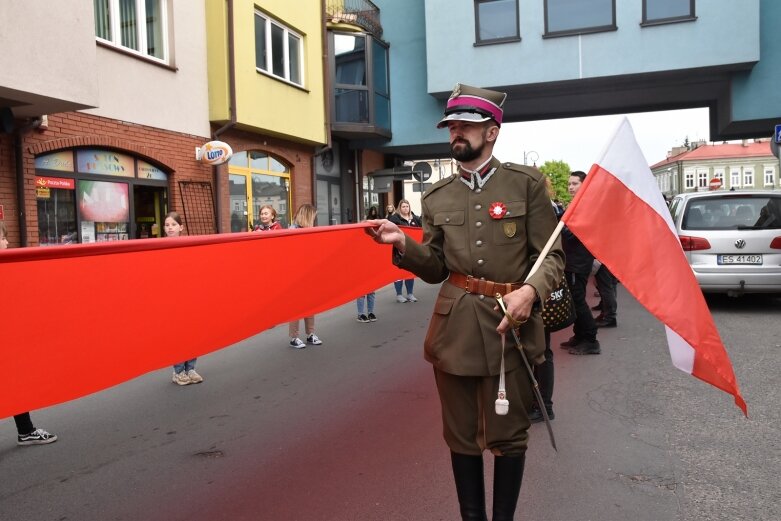  Dzień Flagi w Skierniewicach. To tutaj rozwinięto najdłuższą flagę w Łódzkiem 