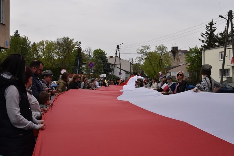  Dzień Flagi w Skierniewicach. To tutaj rozwinięto najdłuższą flagę w Łódzkiem 