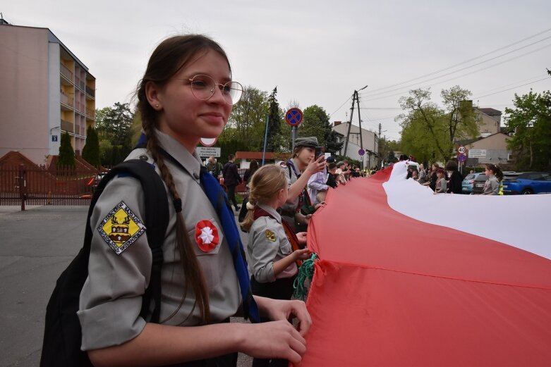  Dzień Flagi w Skierniewicach. To tutaj rozwinięto najdłuższą flagę w Łódzkiem 