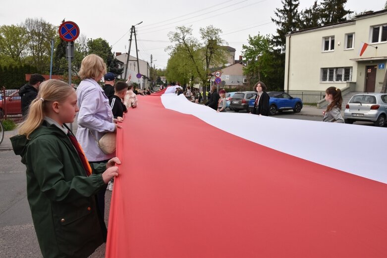  Dzień Flagi w Skierniewicach. To tutaj rozwinięto najdłuższą flagę w Łódzkiem 