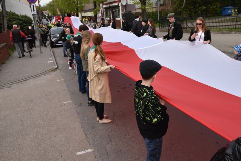  Dzień Flagi w Skierniewicach. To tutaj rozwinięto najdłuższą flagę w Łódzkiem 