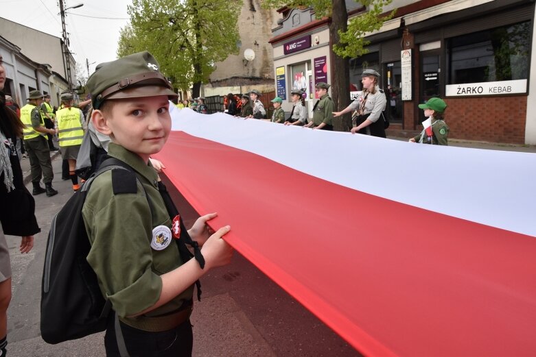  Dzień Flagi w Skierniewicach. To tutaj rozwinięto najdłuższą flagę w Łódzkiem 