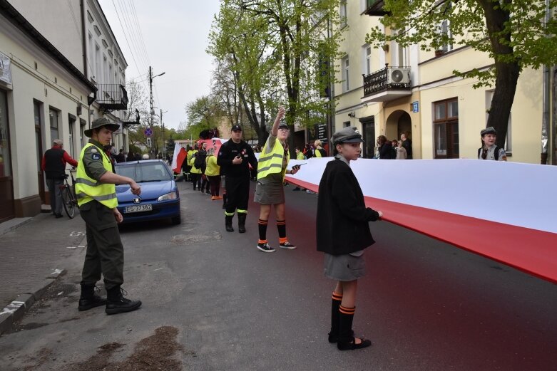  Dzień Flagi w Skierniewicach. To tutaj rozwinięto najdłuższą flagę w Łódzkiem 