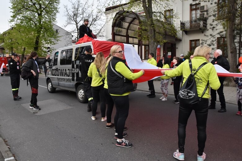  Dzień Flagi w Skierniewicach. To tutaj rozwinięto najdłuższą flagę w Łódzkiem 