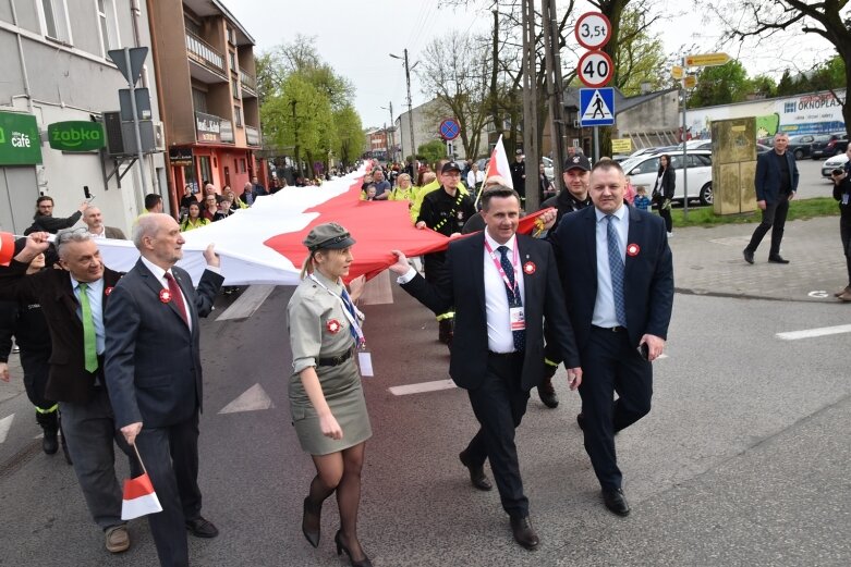  Dzień Flagi w Skierniewicach. To tutaj rozwinięto najdłuższą flagę w Łódzkiem 