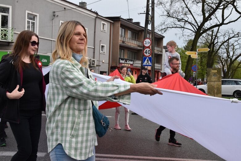  Dzień Flagi w Skierniewicach. To tutaj rozwinięto najdłuższą flagę w Łódzkiem 