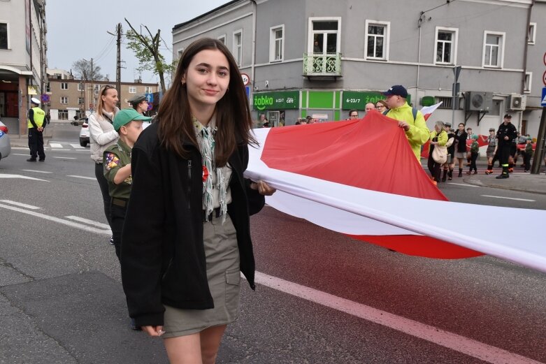  Dzień Flagi w Skierniewicach. To tutaj rozwinięto najdłuższą flagę w Łódzkiem 