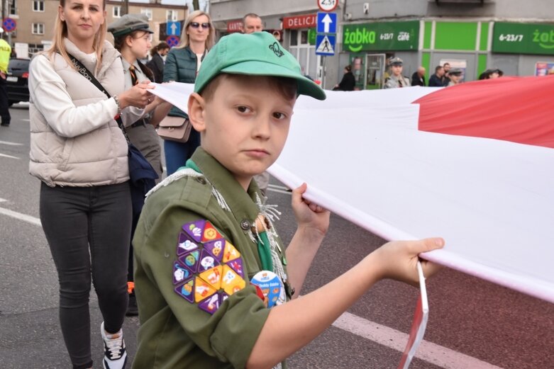  Dzień Flagi w Skierniewicach. To tutaj rozwinięto najdłuższą flagę w Łódzkiem 