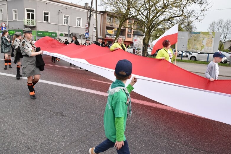  Dzień Flagi w Skierniewicach. To tutaj rozwinięto najdłuższą flagę w Łódzkiem 