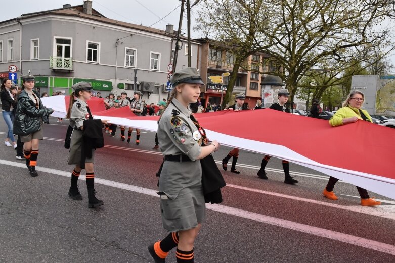  Dzień Flagi w Skierniewicach. To tutaj rozwinięto najdłuższą flagę w Łódzkiem 